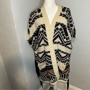 Forever 21 Black and White Knit Sweater